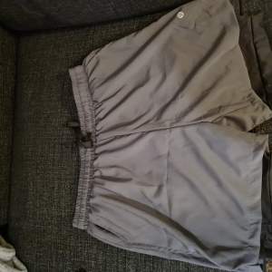 Oanvända Sportshorts från Lululemon i storlek XL. Säljs på grund av för stor stolek