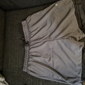 Lululemon shorts - Oanvända Sportshorts från Lululemon i storlek XL. Säljs på grund av för stor stolek