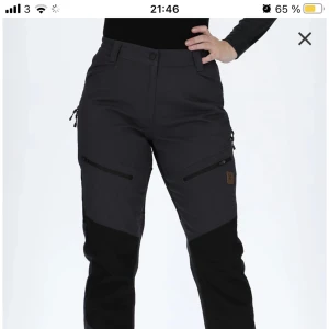 Svarta vandringsbyxor dam  - Svarta vandringsbyxor dam storlek 44  300kr + frakt (priset går att diskuteras) De är helt nya och oanvända, säljer eftersom jag råkade beställa i fel storlek 
