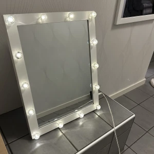 Sminkspegel  - Jättesnygg sminkspegel från Clas Ohlson! Säljer för att jag köpt en annan, Sladd ingår men kan även drivas på batteri!💞Pris kan diskuteras vid snabb affär!
