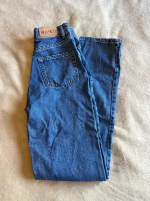 Jeans i jättefint skick från Na-kd. Aldrig använda pågrund av för små för mig. 
