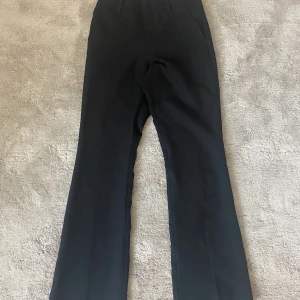 Lågmidjade kostymbyxor från BikBok - Fina low waist kostymbyxor från BikBok. Dom är lite utsvängda. Jag kommer inte ihåg vilken model det är. Dom är använda några gånger men har inga defekter❤️Skriv i dm för frågor. Kan diskutera priset💘Jag säljer dom för att dom är försmå!