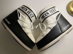 Moon boots - De är i storlek 39-41.