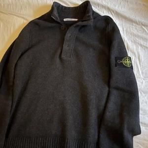 Stone island  - Stickad Stone island tröja, skick 8/10 mycket fin. Nypris 4400kr 
