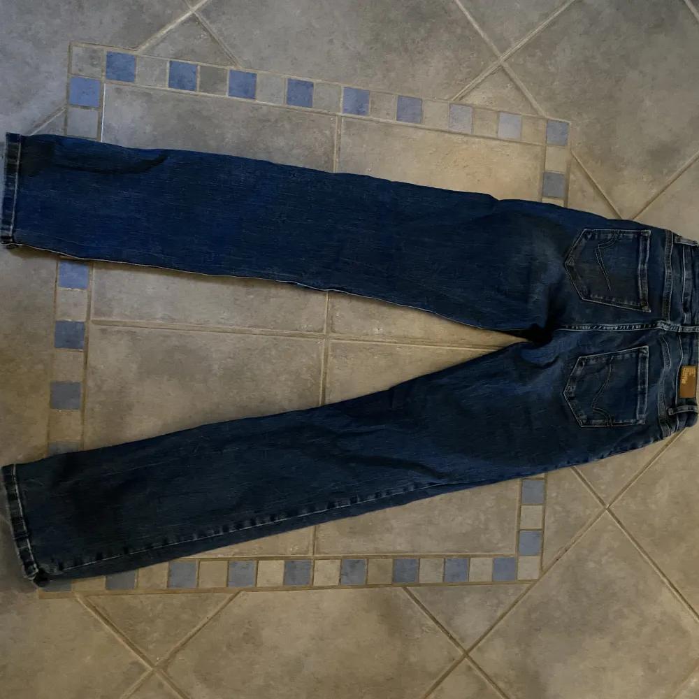 Oanvända jeans från Only. Storlek W26 L32. Nypris 600kr. Säljs för att jag råka köpa fel storlek. Köparen står för frakten.💕. Jeans & Byxor.