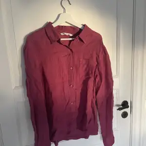 ”mörk rosa” skjorta i linne från Zara. använd fåtal gånger. I mycket bra skick. Pris kan diskuteras. Fler bilder vid efterfrågan