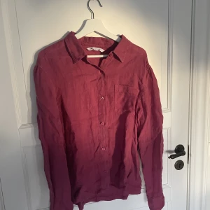 mörk rosa linne skjorta  - ”mörk rosa” skjorta i linne från Zara. använd fåtal gånger. I mycket bra skick. Pris kan diskuteras. Fler bilder vid efterfrågan