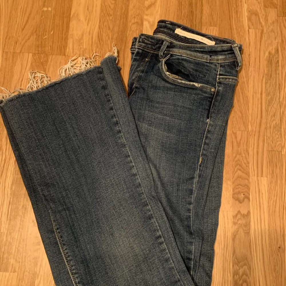 Lågmidjade Bootcut jeans i stl 36 från Zara. De är i bra skick och sitter som en smäck . . Jeans & Byxor.
