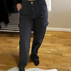 Gråa cargopants - Säljer dessa supersnygga cargobyxor i färgen grå❤️ pris kan även diskuteras🤍
