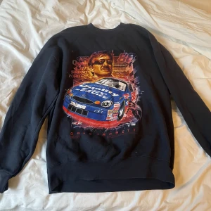 Racing Crewneck XL - Vintage Racing Crewneck med motiv av Dale Jarrett, i väldigt bra vintage skick.