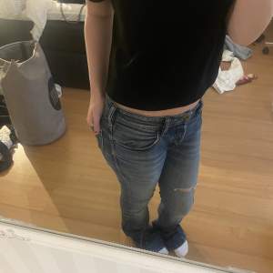 mörkblå jeans med från diesel, tyvärr för långa för mig som är 163 men sitter jättefint i midjan💗 inga defekter köpta för 1000 kr 