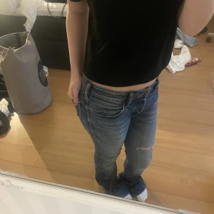 jeans från diesel - mörkblå jeans med från diesel, tyvärr för långa för mig som är 163 men sitter jättefint i midjan💗 inga defekter köpta för 1000 kr 