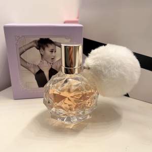 Säljer denna ariana grande parfym ”Ari”🩷 Luktar väldigt gott och sött, passar perfekt som en vardagsparfym🤍lite mer än 40 ml kvar🩷köpt för 400kr