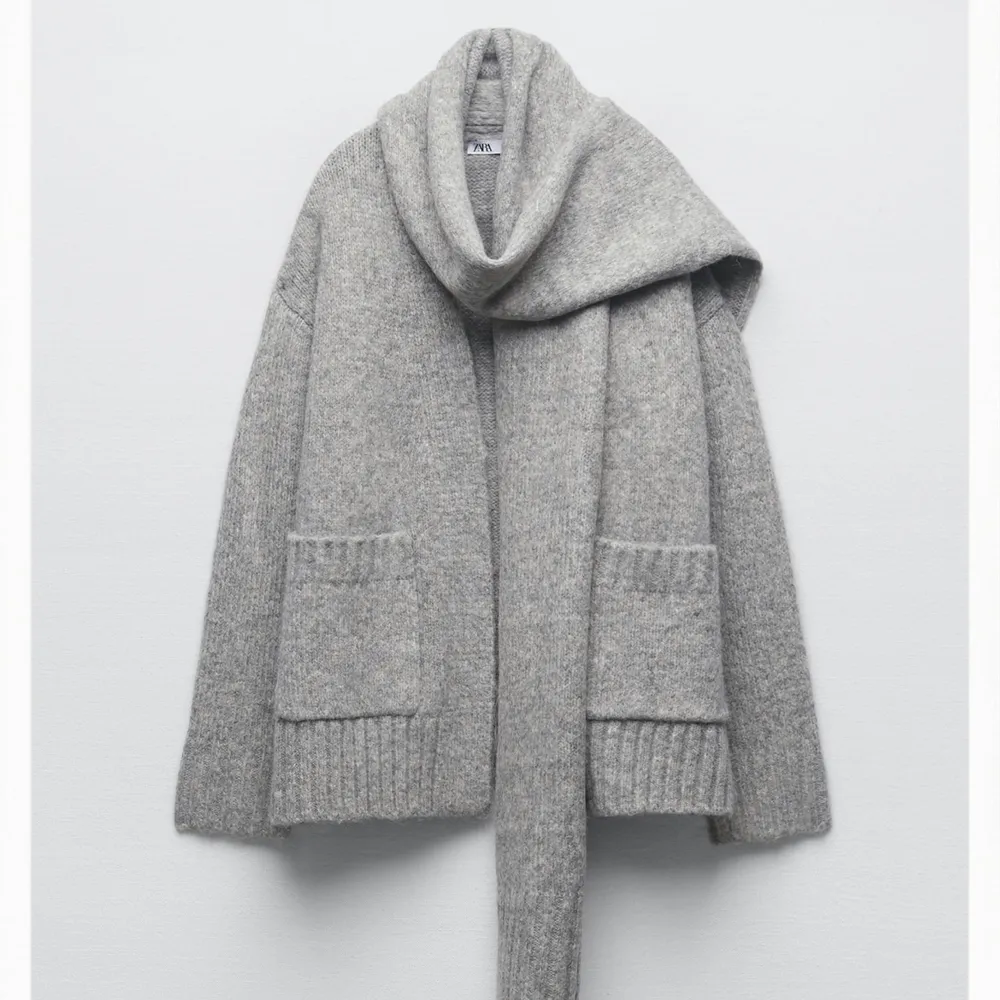 Jättesnygg stickad kofta med halsduk från Zara. Jätte mjuk och härlig! Använd några få gånger 🩷✨ANVÄND KÖP NU😍. Tröjor & Koftor.