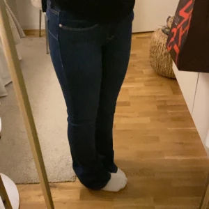Zara jeans - Säljer mina zara mörkblåa jeans, köpt förra året men kommer inte till användning, kom med förslag för pris❤️