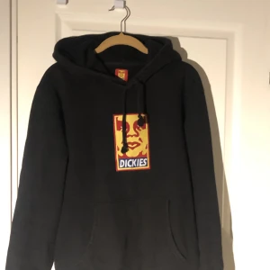 Dickies Hoodie  - Tjock och mjuk på insidan. Är använd men har inga håll eller fläckar 