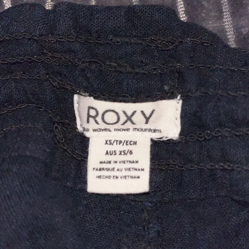 Jättefina Roxy linnebyxor! Använt väldigt få gånger och är som nya, inga defekter💞⭐️ skriv privat för fler bilder eller frågor. Jeans & Byxor.