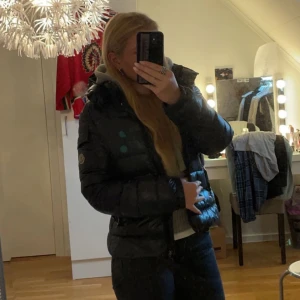 Moncler jacka dam - Säljer nu denna fina moncler jacka! Köp här på plick i september. Fint skick. Skulle säga att det är som xs/s men passar även mig som har s/m. Självklart äkta! Hör av er vid mer info eller vid intresse. 