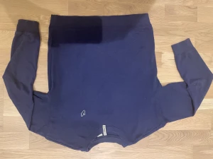 College tröja xs - Storlek xs Marinblå college tröja från hm divided I jätte fint skick Djur och rökfri hem 