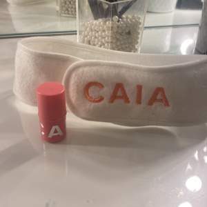 En Caia blushen färgen ”Berry Smoothie” och ett Caia hårband, blushen använd några gånger nästan allt kvar💗