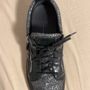 giuseppe Zanotti skor - Tja säljer nu mina fina giuseppe skor har för mig att den kostar runt 4000kr fick dem av min kusin passar riktigt bra på ute kvällar mycket komplimanger osv har ingen låda eller kvitto för att jah fick dem så av min kusin storlek 43