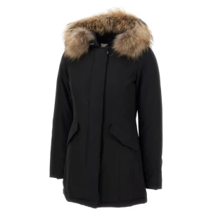 Woolrich arctic parka - SVART VADDERAD KAPPA MED AVTAGBAR PÄLS HUVA.  Tillverkad av signaturmaterial Ramar Cloth, är denna jacka designad för att motstå vind och regn med sin speciella Teflon-finish. Vadderad med gåsdun ger den maximal värme. Jackan är i nyskick.