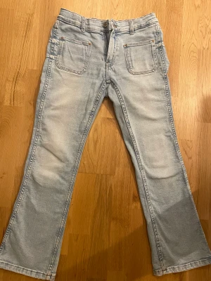Bootcut lågmidjade jeans - Har använts 1 gång, stl 164 13/14 år, de är lågmidjade och Bootcut i passform🤍🤍