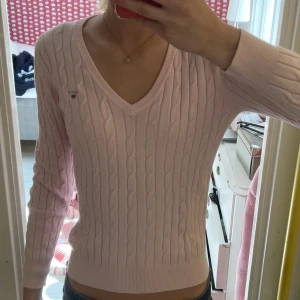 Kabelstickad tröja från Gant  - Jättefin kabelstickad tröja från Gant. Endast använd ett fåtal gånger och i väldigt fint skick. Fraktkostnad kan tillkomma. 