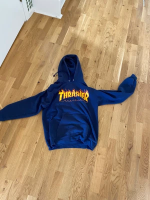Hoodie  - Riktigt bra sick det ända är att snörerna är lite sönder annars riktigt bra. Pris kan diskuteras 
