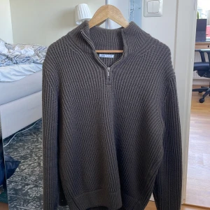 Stickad half-zip tröja Zara - Köptes för 500 eller 600 för några månader sen. Inte alls mycket använd, tycker att jag inte riktigt passar i brunt. Sitter som en L och materialet är i någon ullmix skulle jag gissa.