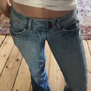 Säljer dessa Pepe jeans. Dom är bootcut och lågmidjade. Passar bra på mig som är 36/34. Skriv för frågor!❤️Midjemått: 38cm innerbenslängd:78cm