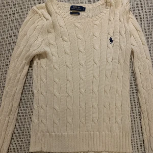Ralph Lauren tröja - En polo tröja i beige som inte kom till nån andvändning riktigt den sitter bra på och har bra matrial🔥💓 