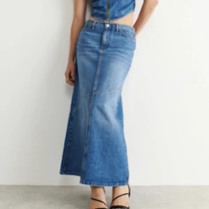 Långkjol  - Säljer nu min supersnygga lågmidjade jeanskjol från Gina då den tyvärr är lite för liten och kort… endast använd en gång så i nyskick💕 nypris 500kr🙌🏼