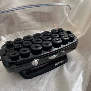Heated rollers / värmespolar - Babyliss heated rollers, funkar prima och använda cirka fyra gånger. I mycket fint skick. Alla tillbehör finns kvar och alla spolar är hela. 