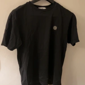 Stone island t-shirt  - 10/10 skicka, använd men ser inga spår, storlek large, köpt för 1500kr tror jag