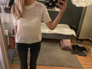 Mango topp - Ganska genomskinlig och perfekt till sommaren! Sparsamt använd. Passar xs-m