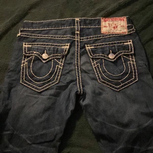 RARE AF TRUEY  - Säljer mina trueys hard som fan du får alla guzzar med dem.  Dem har ett litet hål längst ner på vänstra ben annars helt nya  Skriv vid frågor/ bilder priset är inte hugget i sten kan sänkas vid snabb affär kan också byta 