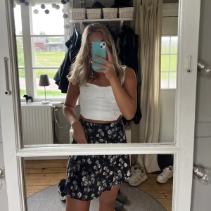 Blommig kjol - Blommig kjol från hm i storlek s