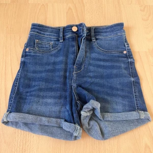 Jeans shorts  - De är i bra skick, knappt använda. Från Gina Tricot, märke Molly.  