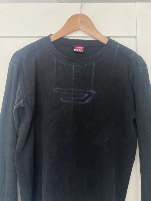 Långärmad Diesel tröja - En långärmad svart tröja, lite tjockare material än en t-shirt. Dieseltryck på framsidan. Asskön, bra kvalitet.