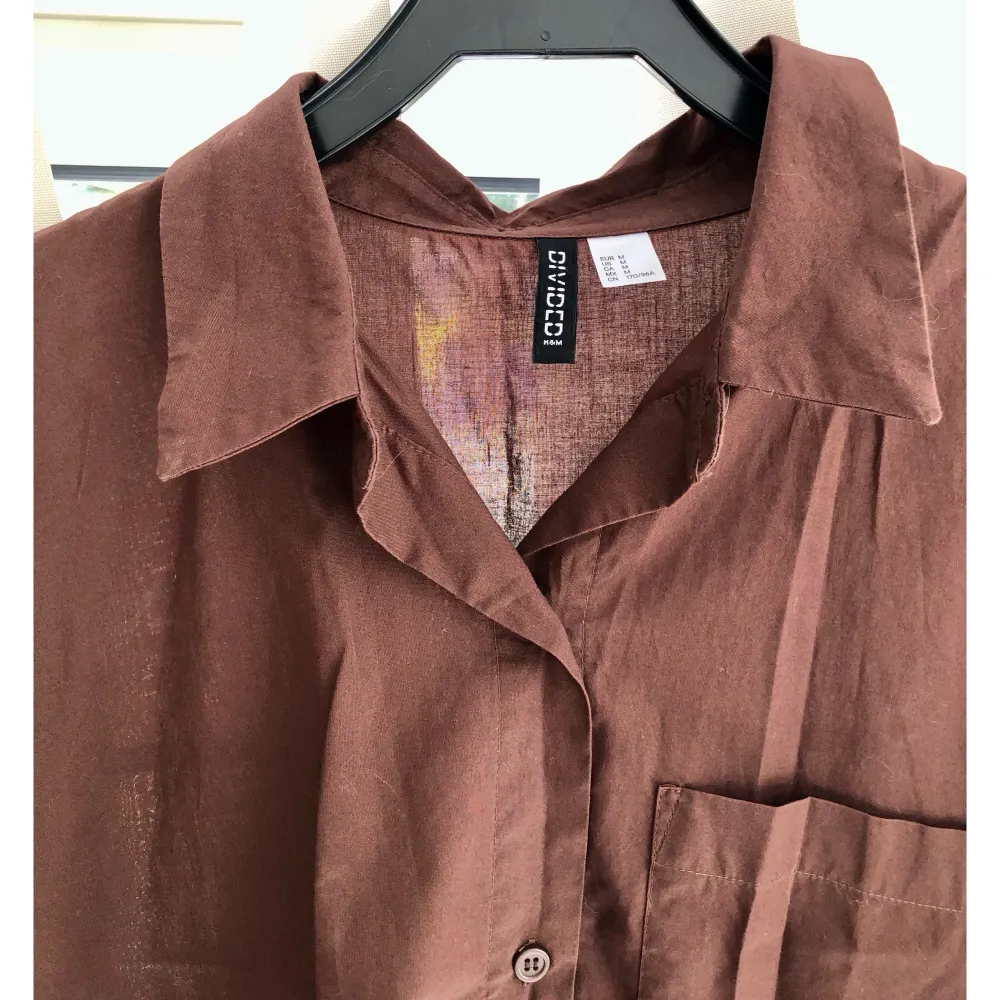 En superfin brun skjorta från H&M. 🌼 Använd fåtal gånger - väldigt fint skick! Katt finns i hemmet. . Skjortor.