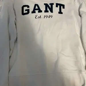 Gant tröja vit i använt skick, har några fläckar men vet ej om de går bort i vanlig tvätt kanske med Vanish. Hittade i garderoben, storlek M