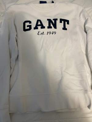 Gant tröja vit i använt skick, har några fläckar men vet ej om de går bort i vanlig tvätt kanske med Vanish. Hittade i garderoben, storlek M