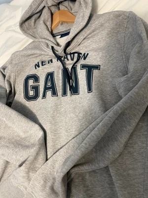 Gant hoodie grå - Säljer gant hoodie i bra skick, storlek M. 
