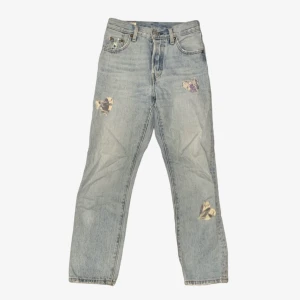 Levi’s - Snygga Levi’s jeans som är lite slitna och jag har sytt dit hjärtan på jeansen
