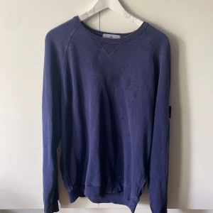 Stone island tröja - En stone island tröja som har fått fläckar på sig. Man kan färga tröjan till en annan färg om man vill få bort fläckarna. Har inte haft tid eller möjlighet att göra de. Har kvitto på den. 