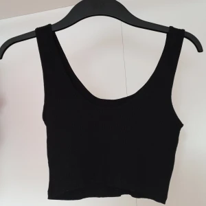 Söt topp från gina  - Jättesöt topp från gina andvänd ett få tal ggr.den är i storlek S och jag säljer billigt. Ni kan även buda.Köpare står för frankt.❤❤