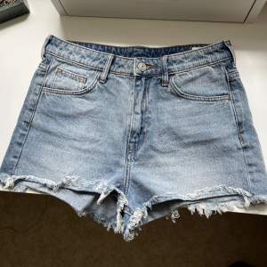 De perfekta jeansshortsen till sommare!🤍De är tyvärr för små för mig och det är därav jag säljer de. Säljs för 50kr +frakt!💫