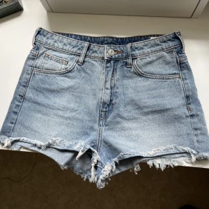 Jeansshorts - De perfekta jeansshortsen till sommare!🤍De är tyvärr för små för mig och det är därav jag säljer de. Säljs för 50kr +frakt!💫