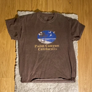 Oversized T-shirt  - Tröja från Urban Outfitters - storlek M men passar även större då det är oversized - i bra skick  Nypris 399   har suttit på mig 179 cm@80kg